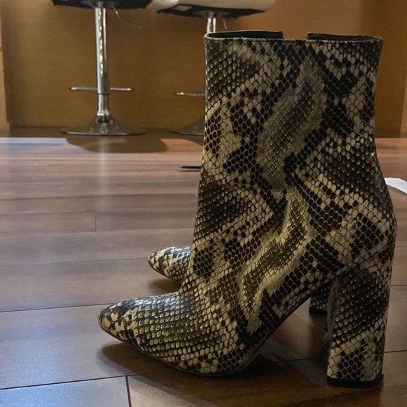 PrettyLittleThing Boots - Picture 2 of 3